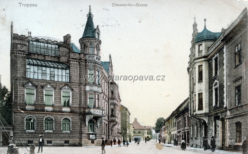 oticka (10).jpg - Počátek Otické ulice, domy vlevo dodnes stojí. V prosklené části domu nahoře vlevo měl atelier známý fotograf Florian Godel. Pohlednice z roku 1907.